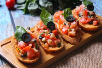 Crostini di pane pomodorini e olive nere