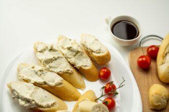 Crostini con salsa tonnata