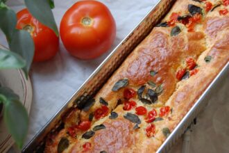 Plumcake salato con pomodori e olive nere