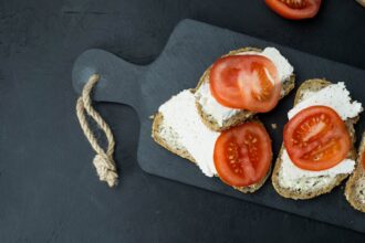 bruschette feta e pomodorini