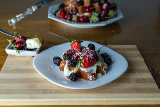 Pandoro con crema e frutta