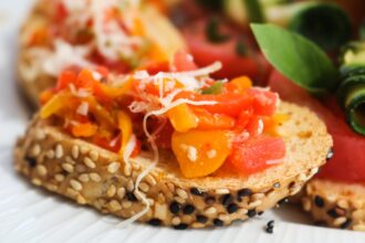 Pane con semi di sesamo e peperoni