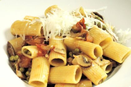 Rigatoni con piselli e funghi