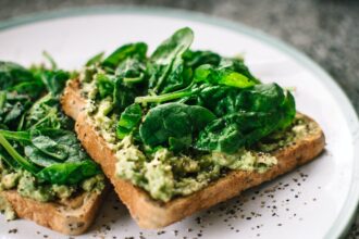 Toast crema di avocado e basilico