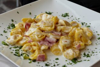 Tortellini panna e prosciutto